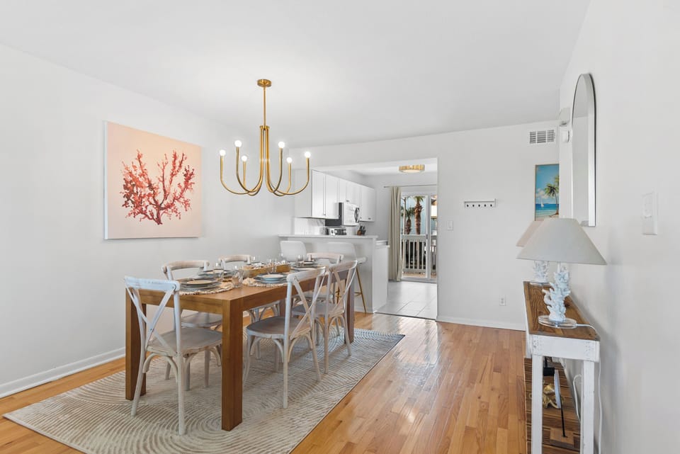 Seating for six at the dining table