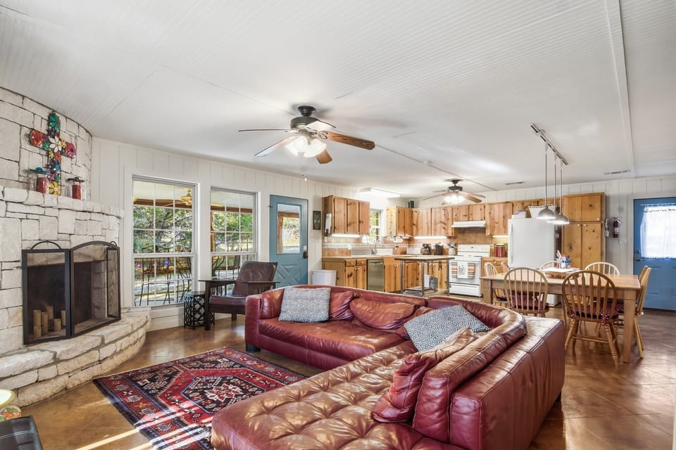 Large spacious Living Room perfect for large gatherings!