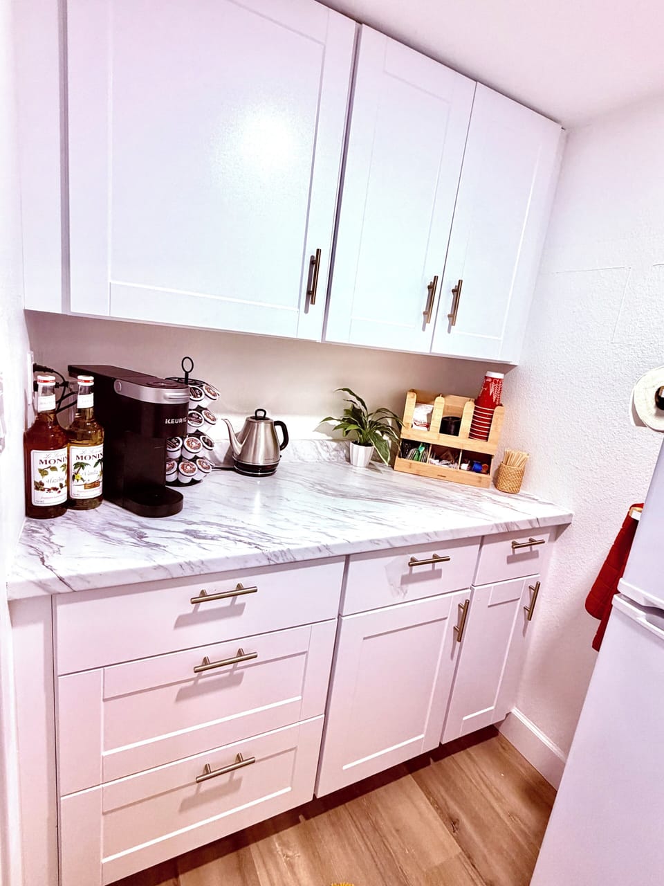 The kitchenette has coffee, tea, coco and snacks