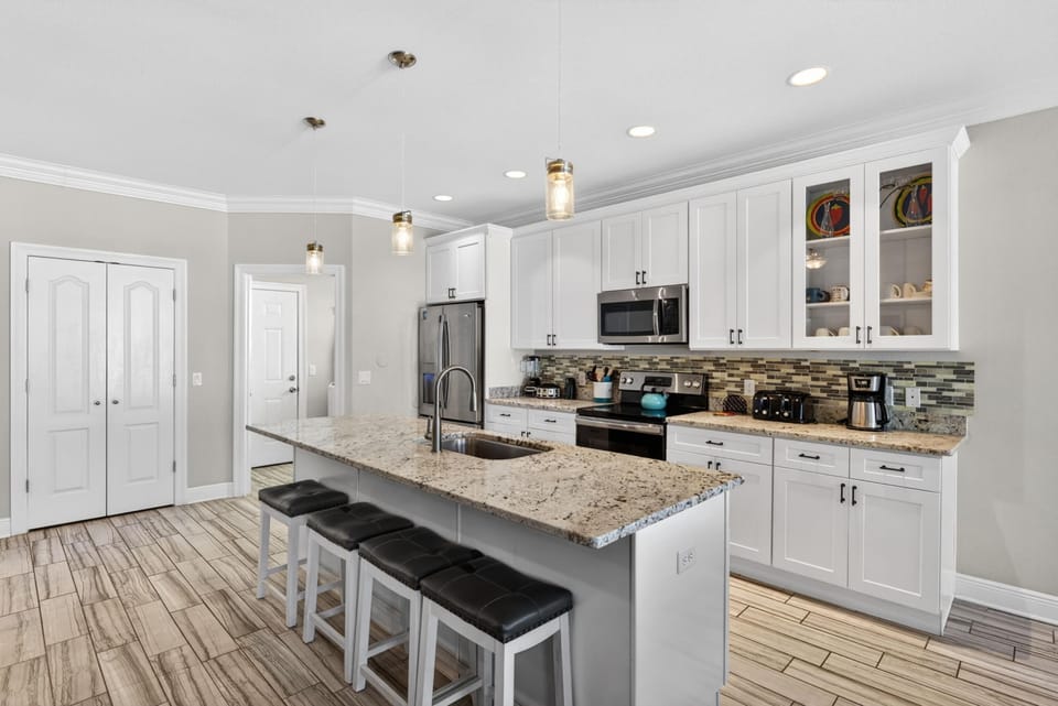 House | Private kitchen | Full-size fridge, microwave, oven, stovetop