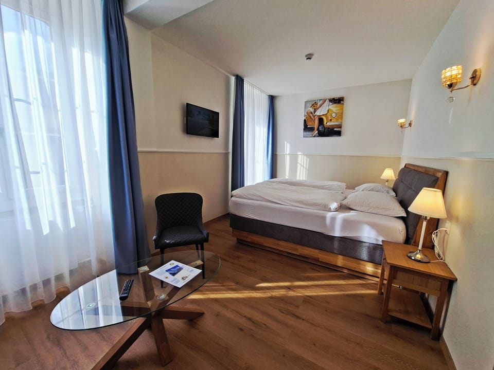 Superior Studio, Kitchenette | Individually decorated, individually furnished, desk, laptop workspace