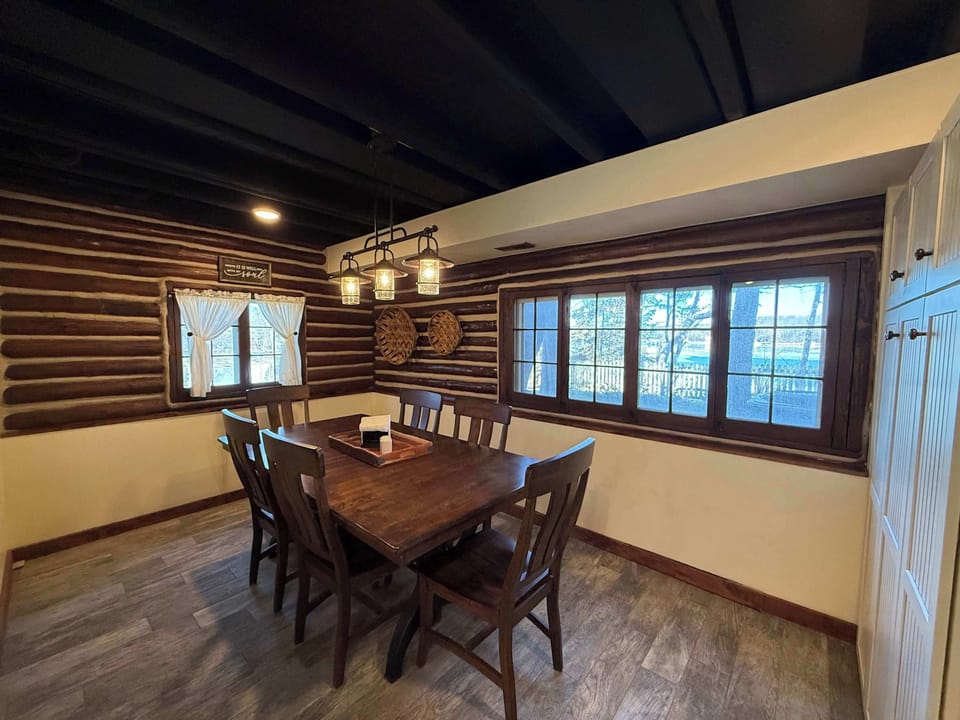Dining for 6 in the heart of the big cabin