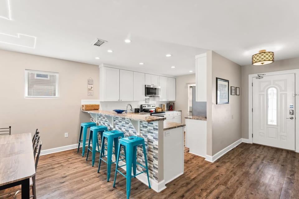 House, Pets Allowed | Private kitchen | Full-size fridge, microwave, oven, stovetop
