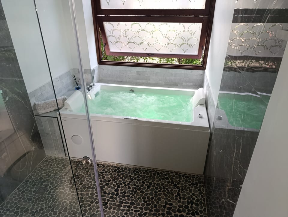 Junior Suite, Mountain View | Bathroom | Separate tub and shower, towels, soap, shampoo