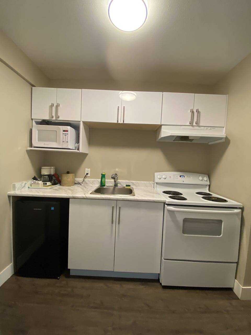 Deluxe Double Room, Kitchen | Private kitchenette | Coffee/tea maker, fridge, microwave, oven