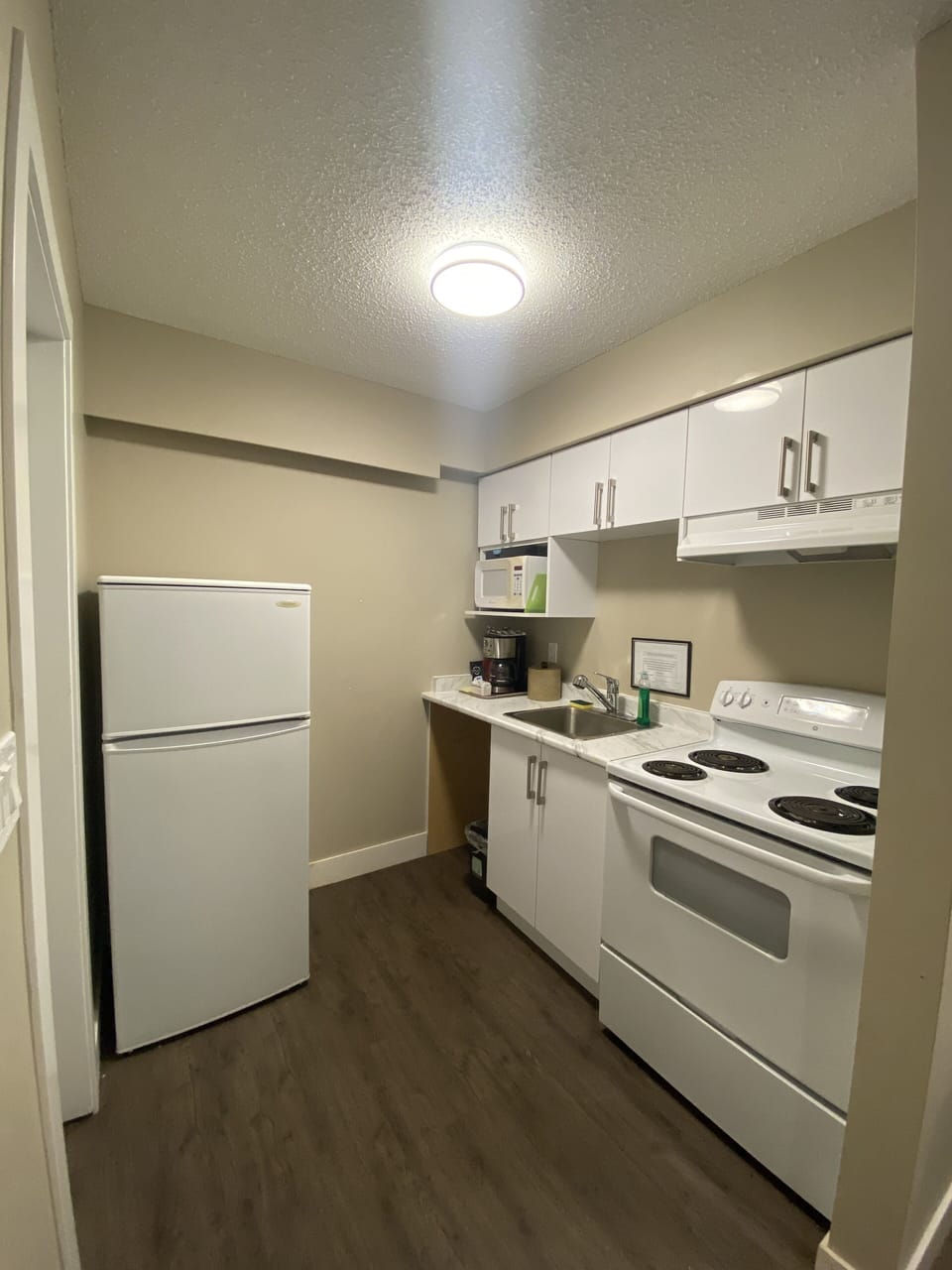 Deluxe Double Room, Kitchen | Private kitchenette | Coffee/tea maker, fridge, microwave, oven