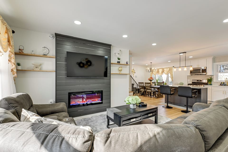 Living Room | Smart TV | Fireplace