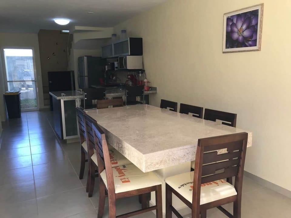 Comedor para 8 personas cómodamente sentadas