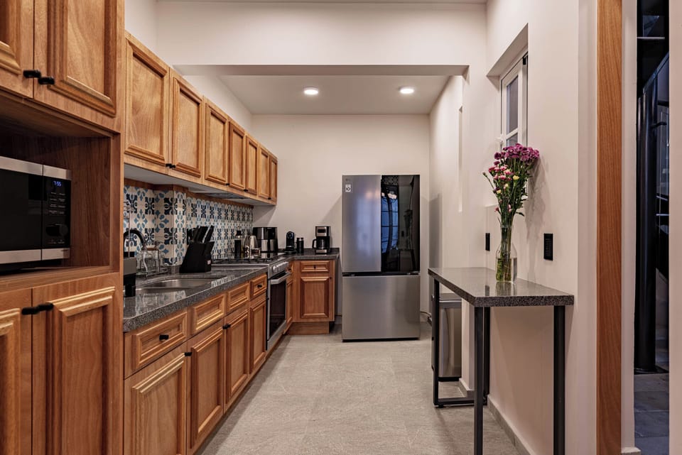 Deluxe House, 6 Bedrooms, City View | Private kitchen