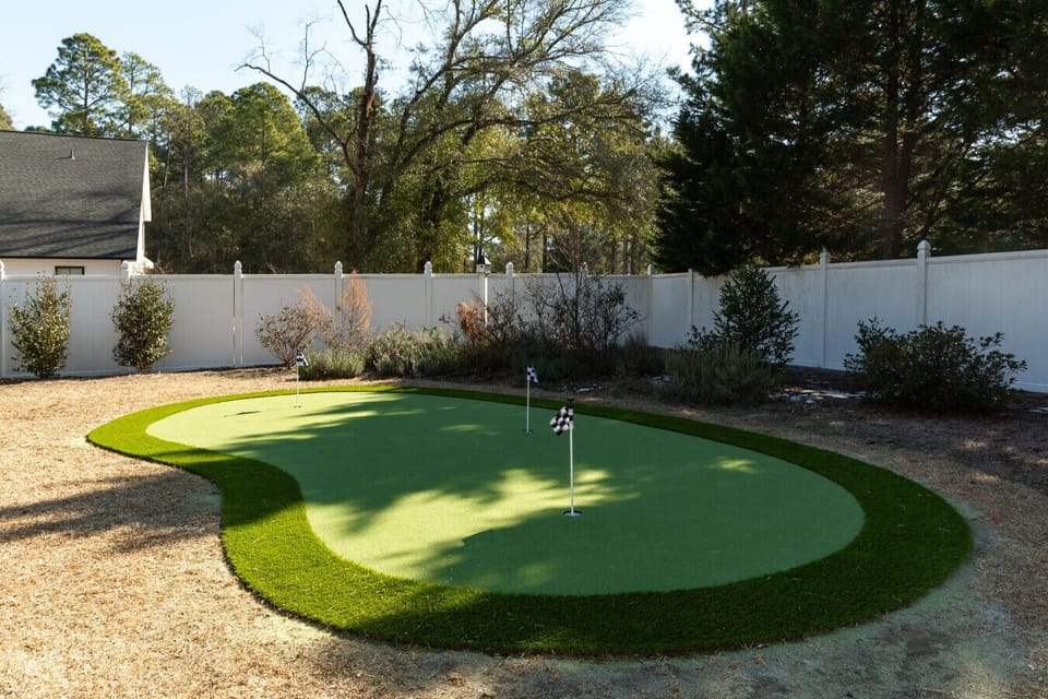 Backyard putting green for a little friendly competition or practice before hitting the course ⛳🌿