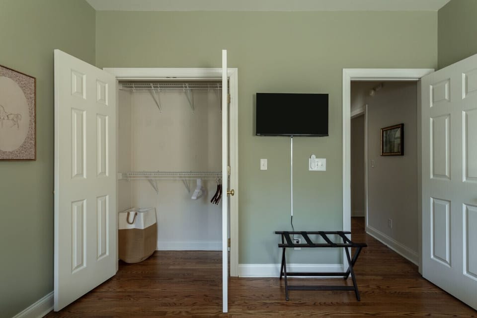 Includes a 32” TV and closet space so you can unpack and settle in comfortably 📺✨
