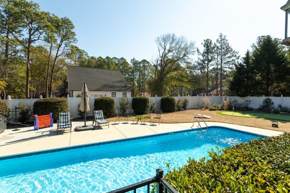 Stretch out by the private pool and enjoy a peaceful backyard setting all to yourself ☀️💦