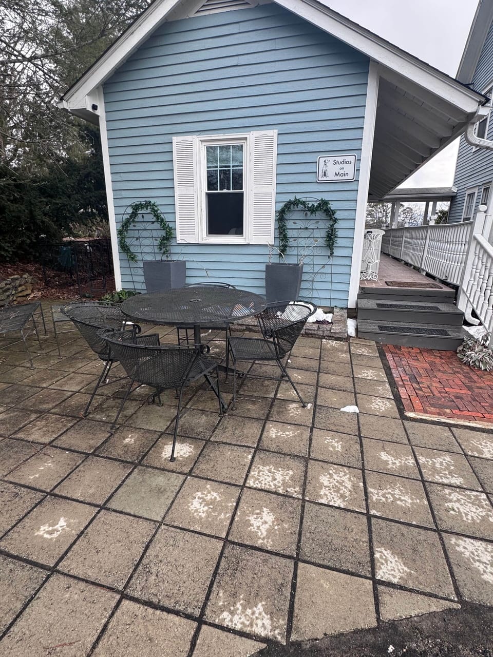 Outside picnic table and chairs to enjoy morning coffee, tea and lunch. 