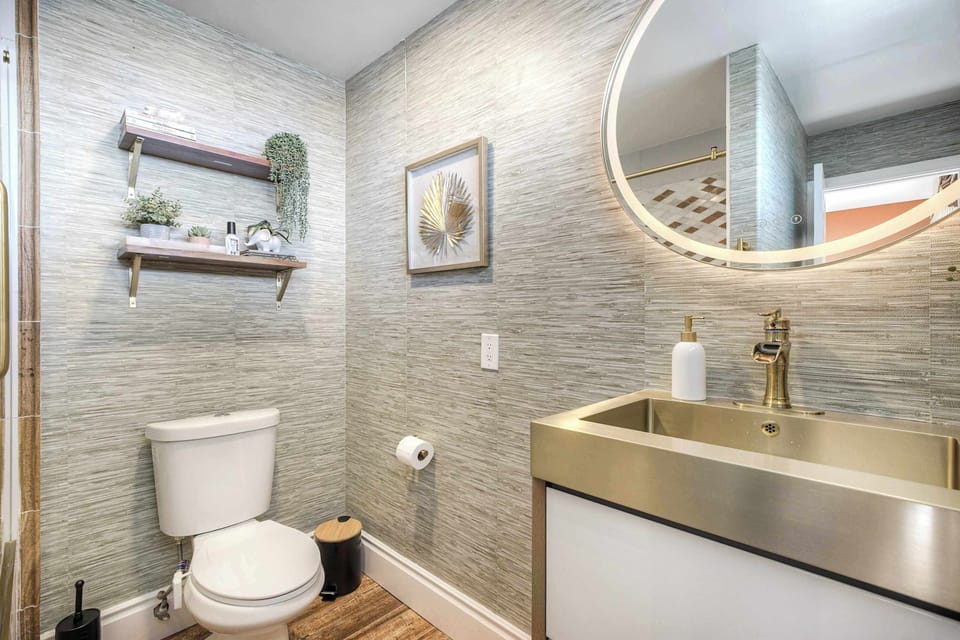 Ensuite with shower/tub combo 