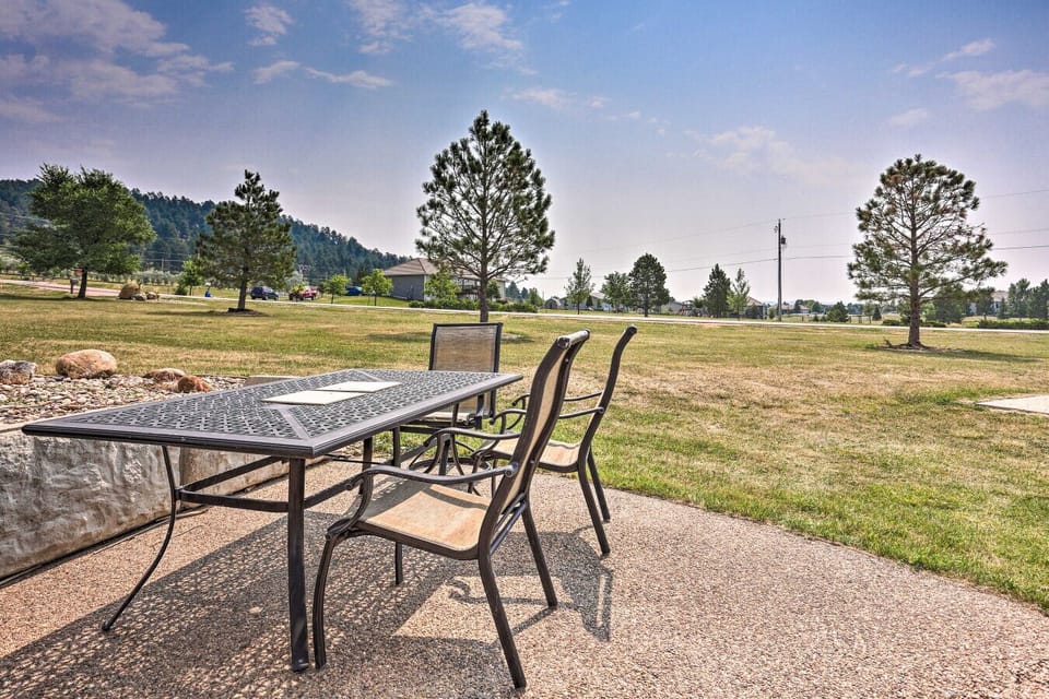 Patio Dining | Outdoor Seating & Open Green Views