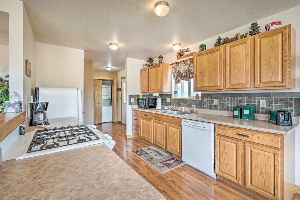 Full Kitchen | Long Countertops | Easy Cook & Entertain Layout