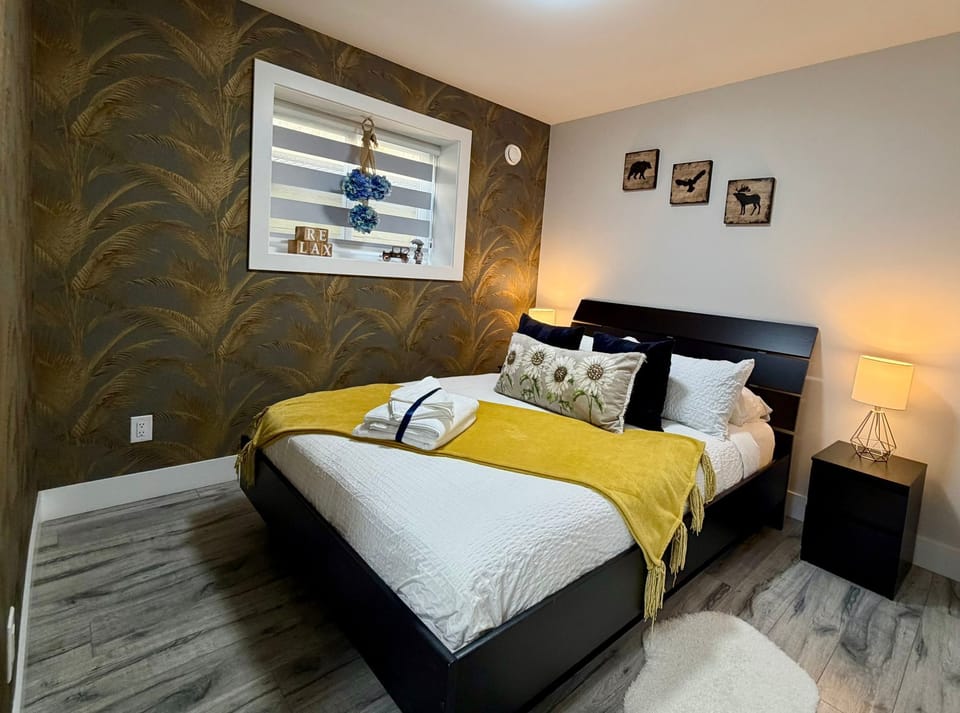 Bedroom 2 (Queen bed) with big closet, hotel grade linens and fresh fragrance!