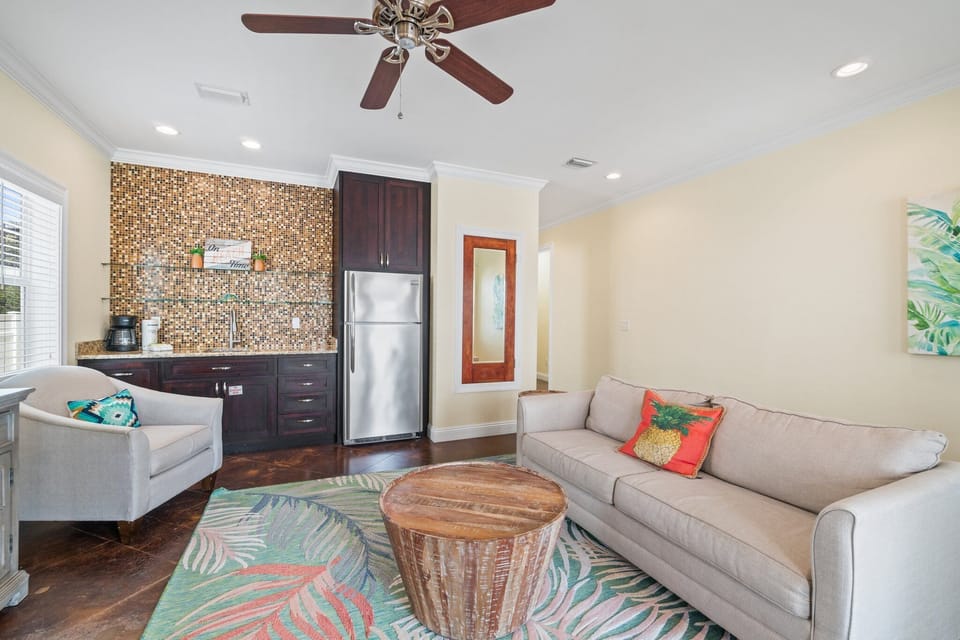 1st floor living area with easy access to grill and pool.