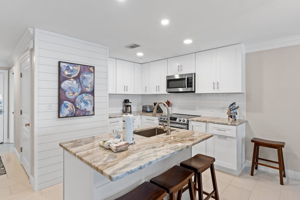 Beautiful new kitchen design - so easy to prepare your favorite meals!