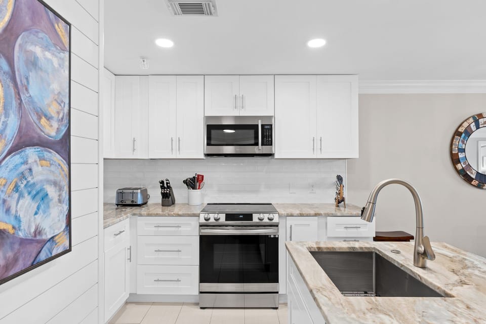 New kitchen layout provides plenty of space to move as you prepare your favorite vacation meals