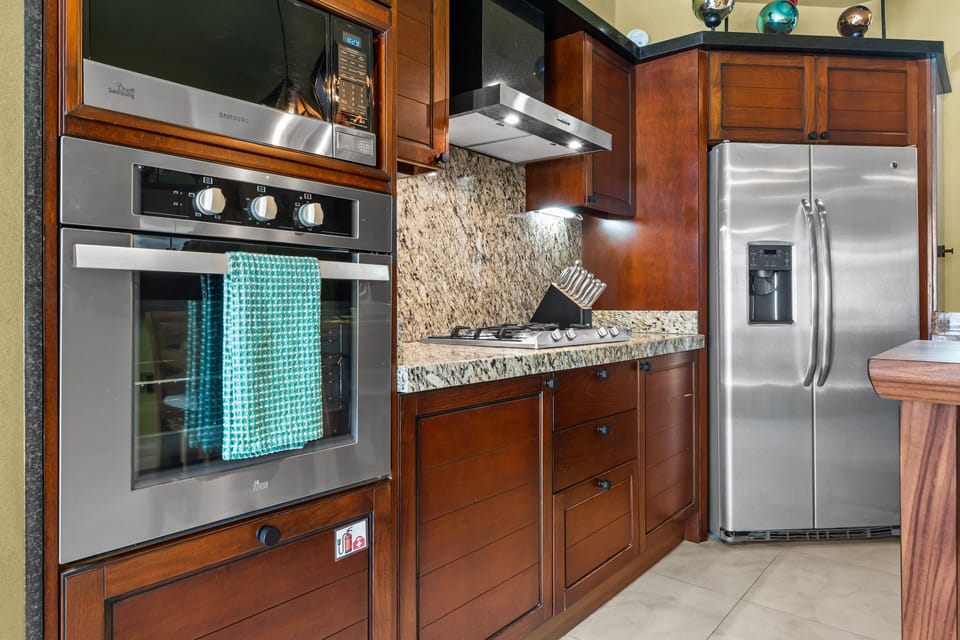 Kitchen - Oven, Microwave, Stove, cabinets & Fridge