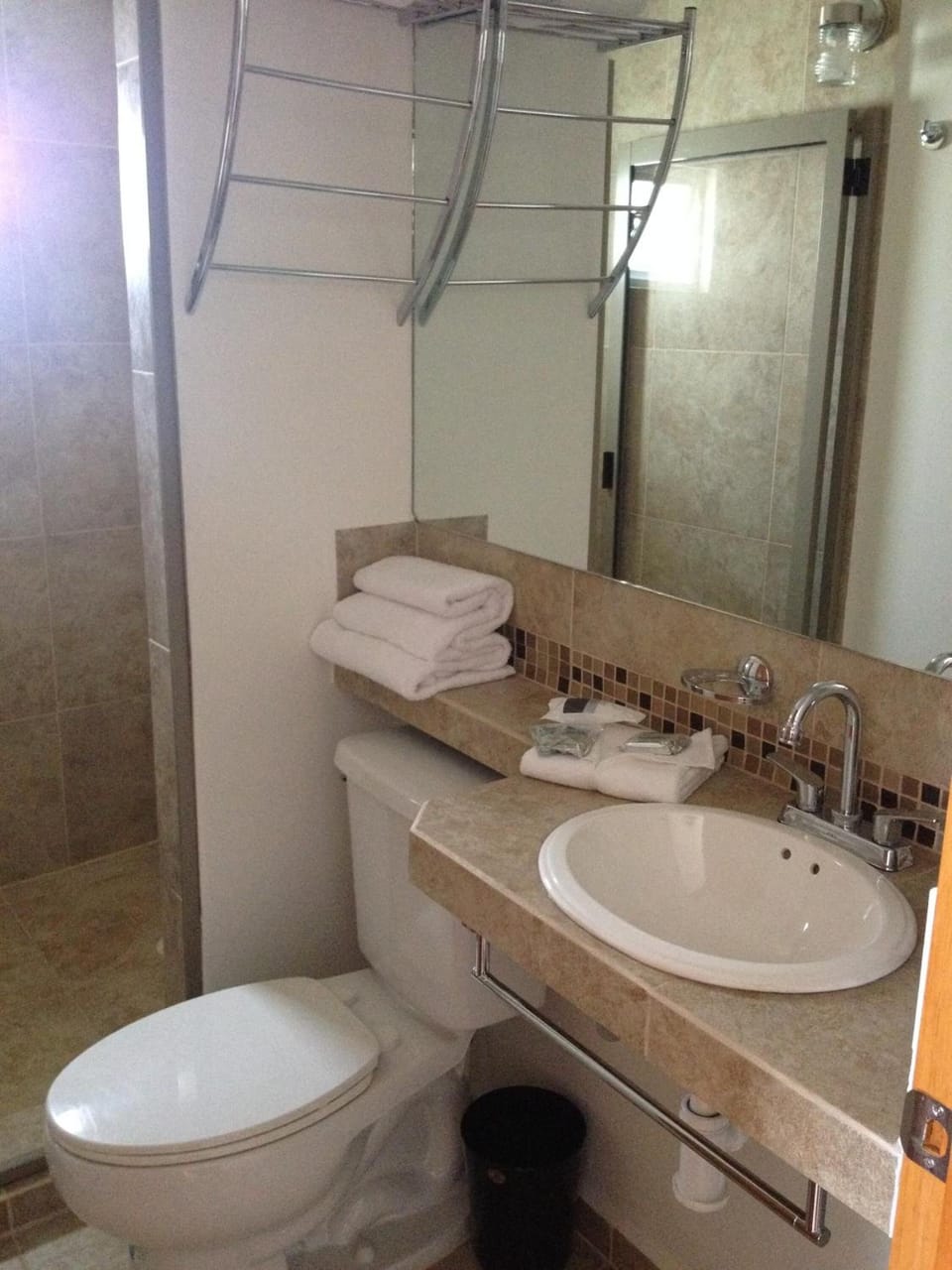 Shower, free toiletries, towels