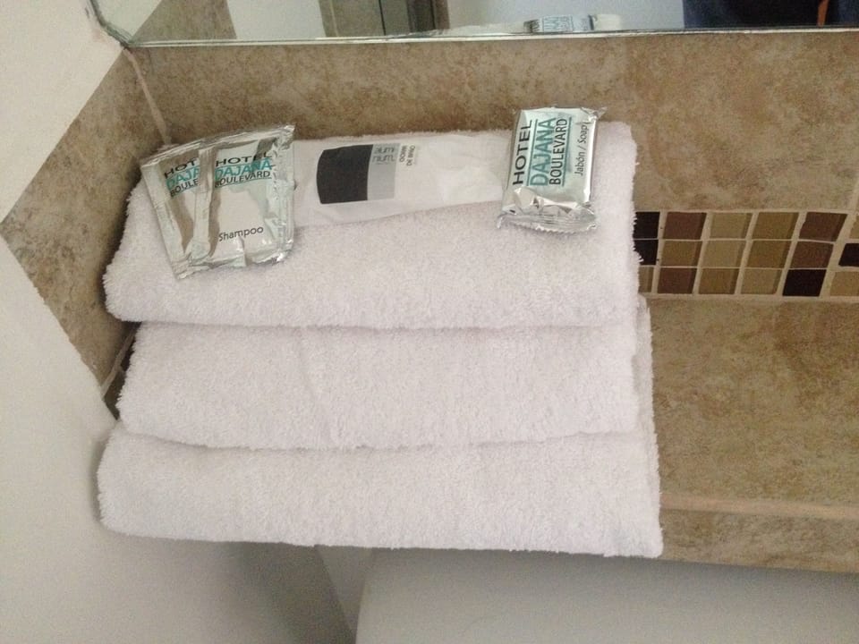 Room1 | Bathroom | Shower, free toiletries, towels