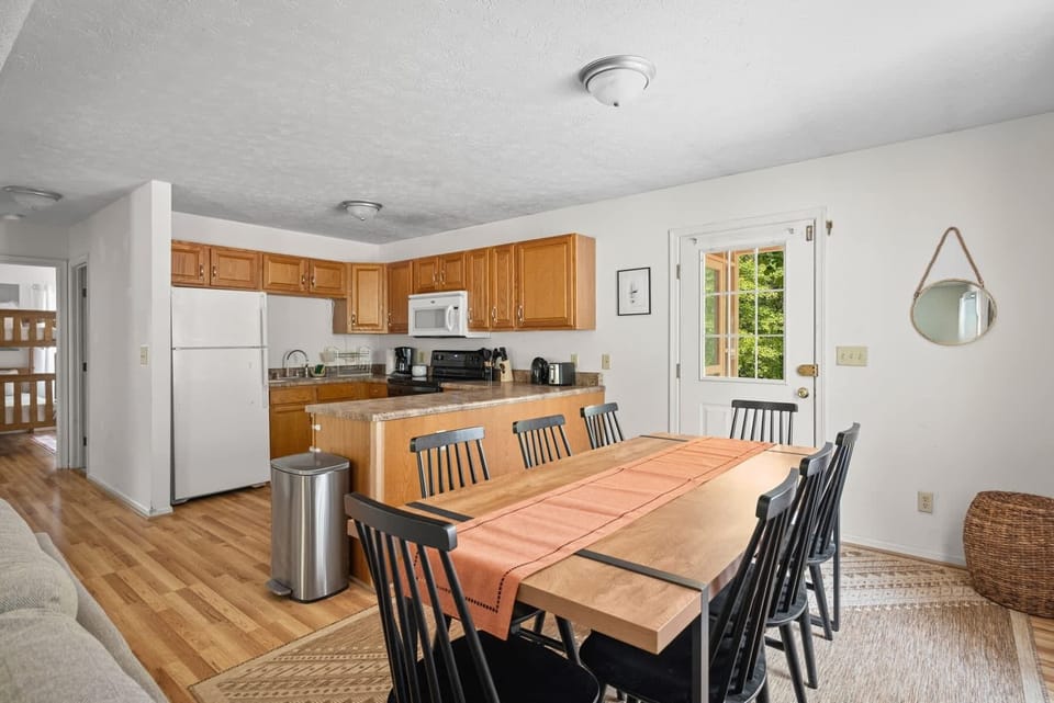 Full kitchen, eating area