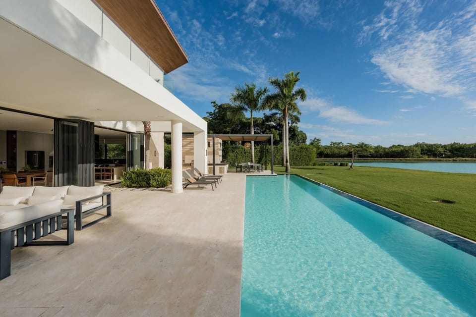 Lagos 28 - Modern villa with amazing lake views with chef and service staff (7769)