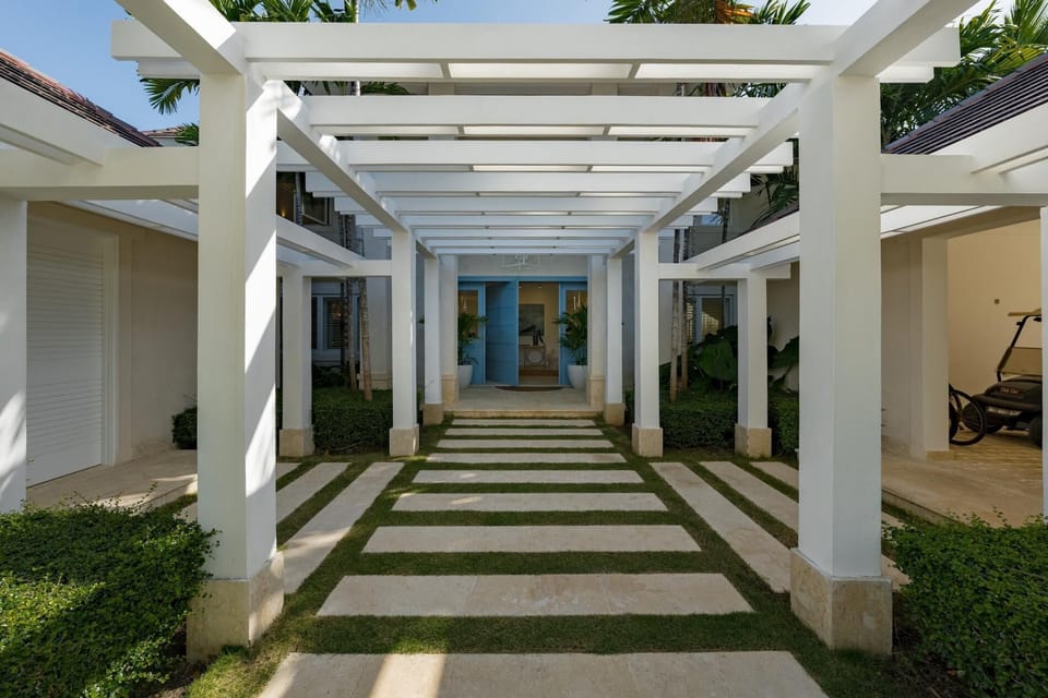 Arrecife 39 - Spacious 5BR villa near beach & golf (7976)