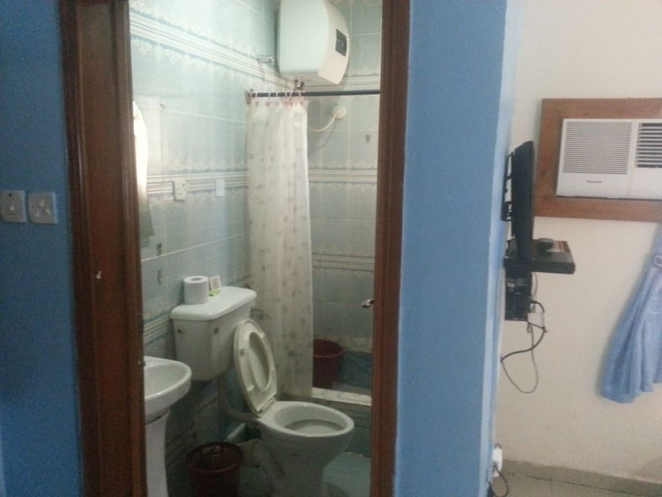 Standard Single Room, 1 Bedroom, City View | Bathroom | Combined shower/tub, free toiletries, bathrobes, slippers