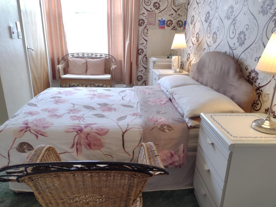 Family Triple Room, Non Smoking, Ensuite (Room 4) | Free WiFi, bed sheets