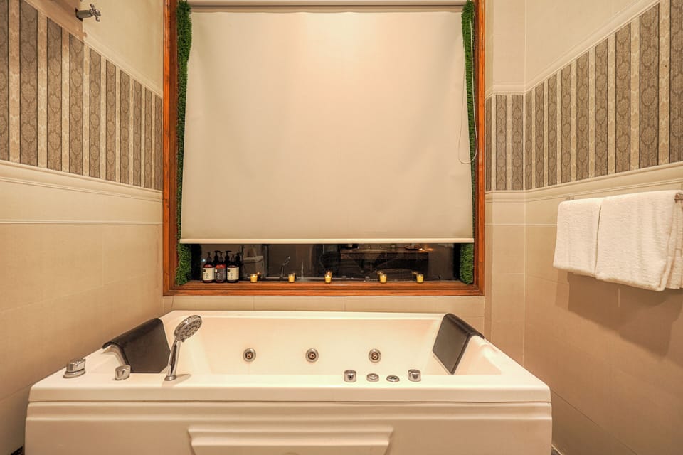 Deluxe Room, Hill View | Bathroom