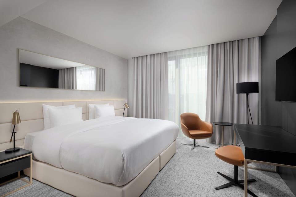 Room, 1 King Bed, Non Smoking (Upgrade) | In-room safe, desk, blackout drapes, soundproofing