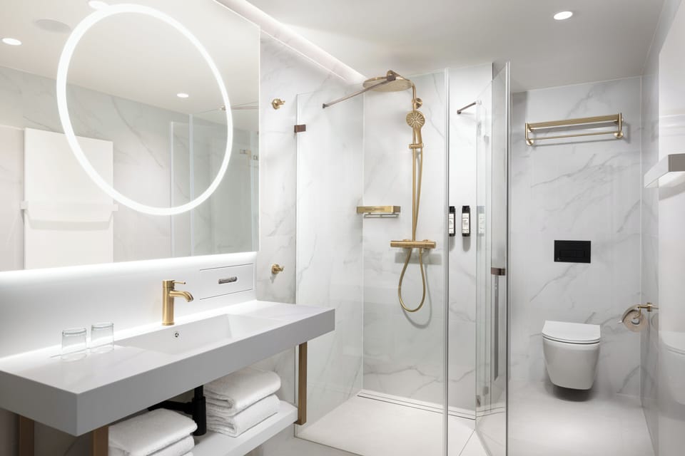Room, 1 King Bed, Non Smoking (Upgrade) | Bathroom | Eco-friendly toiletries, hair dryer, towels, soap