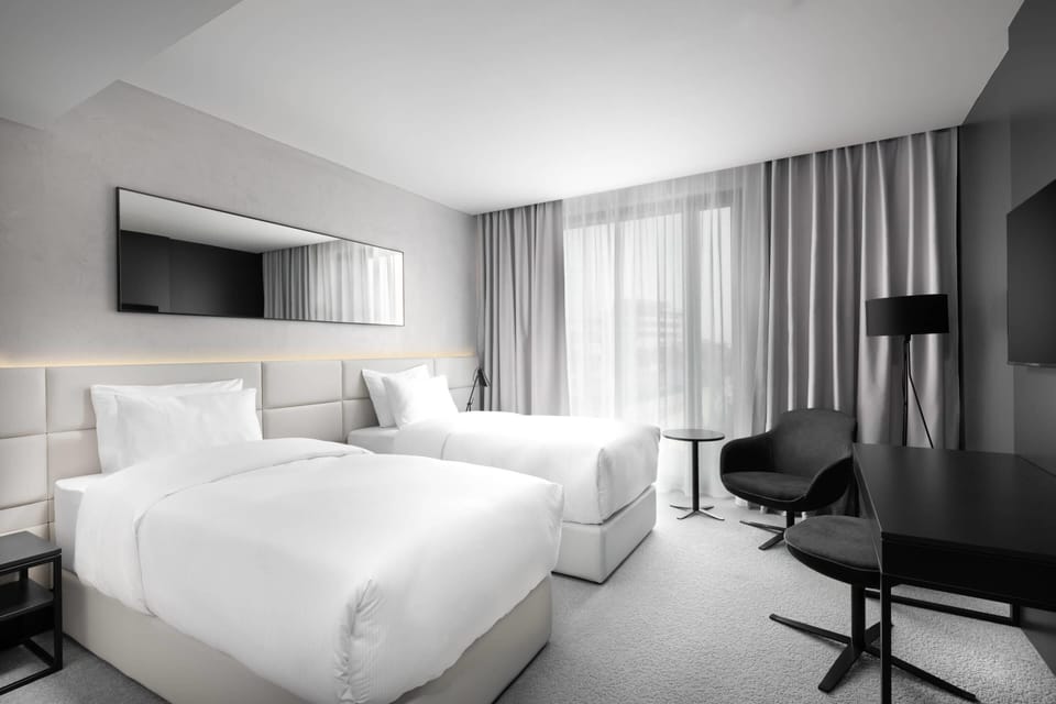 Standard Room, 1 King Bed, Non Smoking | In-room safe, desk, blackout drapes, soundproofing