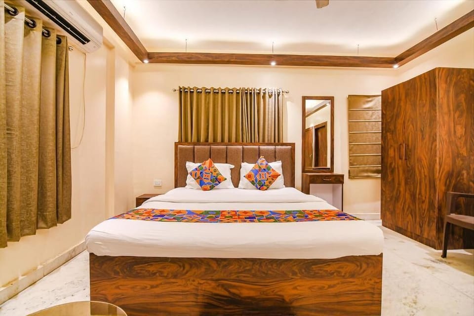 Minibar, free WiFi, bed sheets