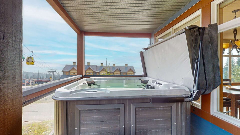 Indoor spa tub