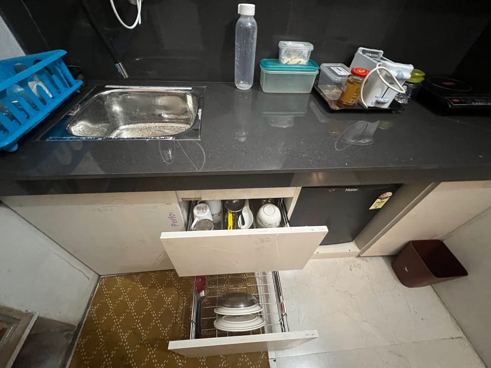 Family Suite | Private kitchen | Cookware/dishes/utensils