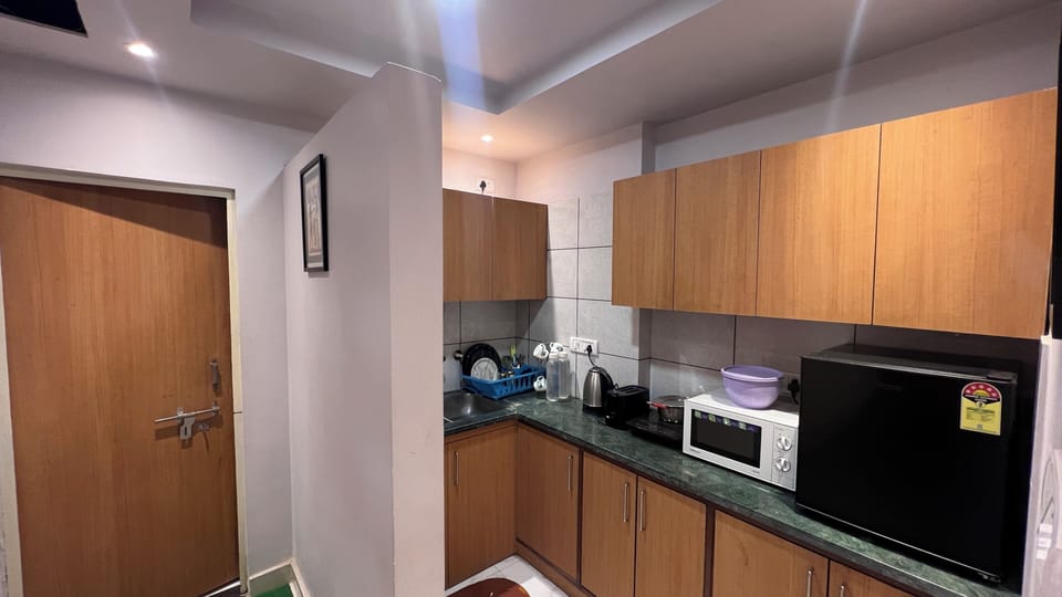Executive Room | Private kitchen | Cookware/dishes/utensils