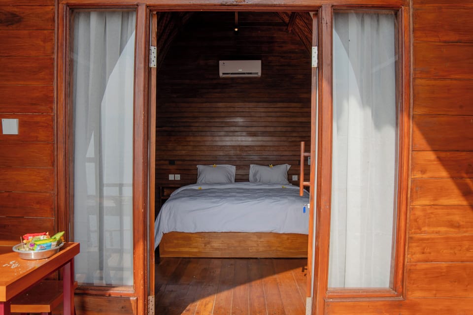 Deluxe Double Room, Ocean View | Desk, rollaway beds, free WiFi, bed sheets