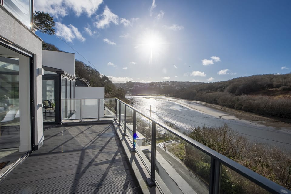 Balcony with stunning river views - Redshank