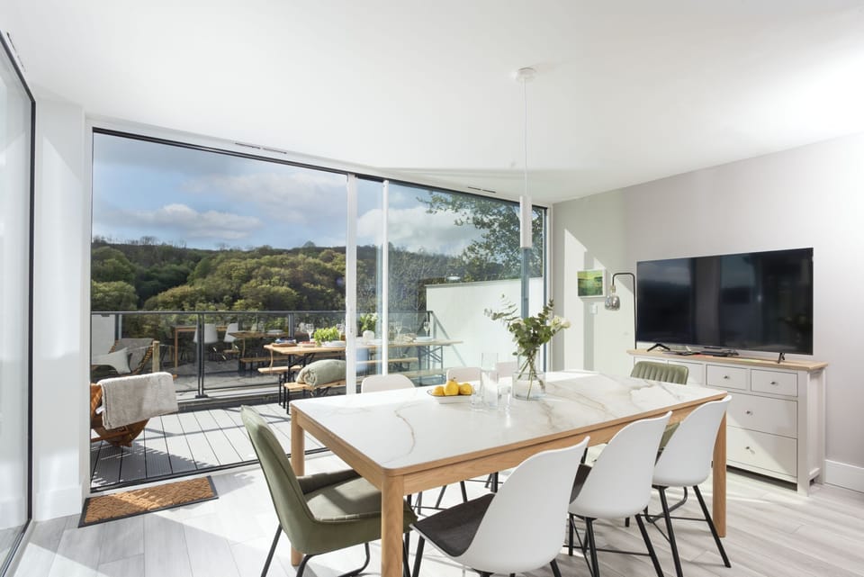 Dining area with access to the balcony - Redshank