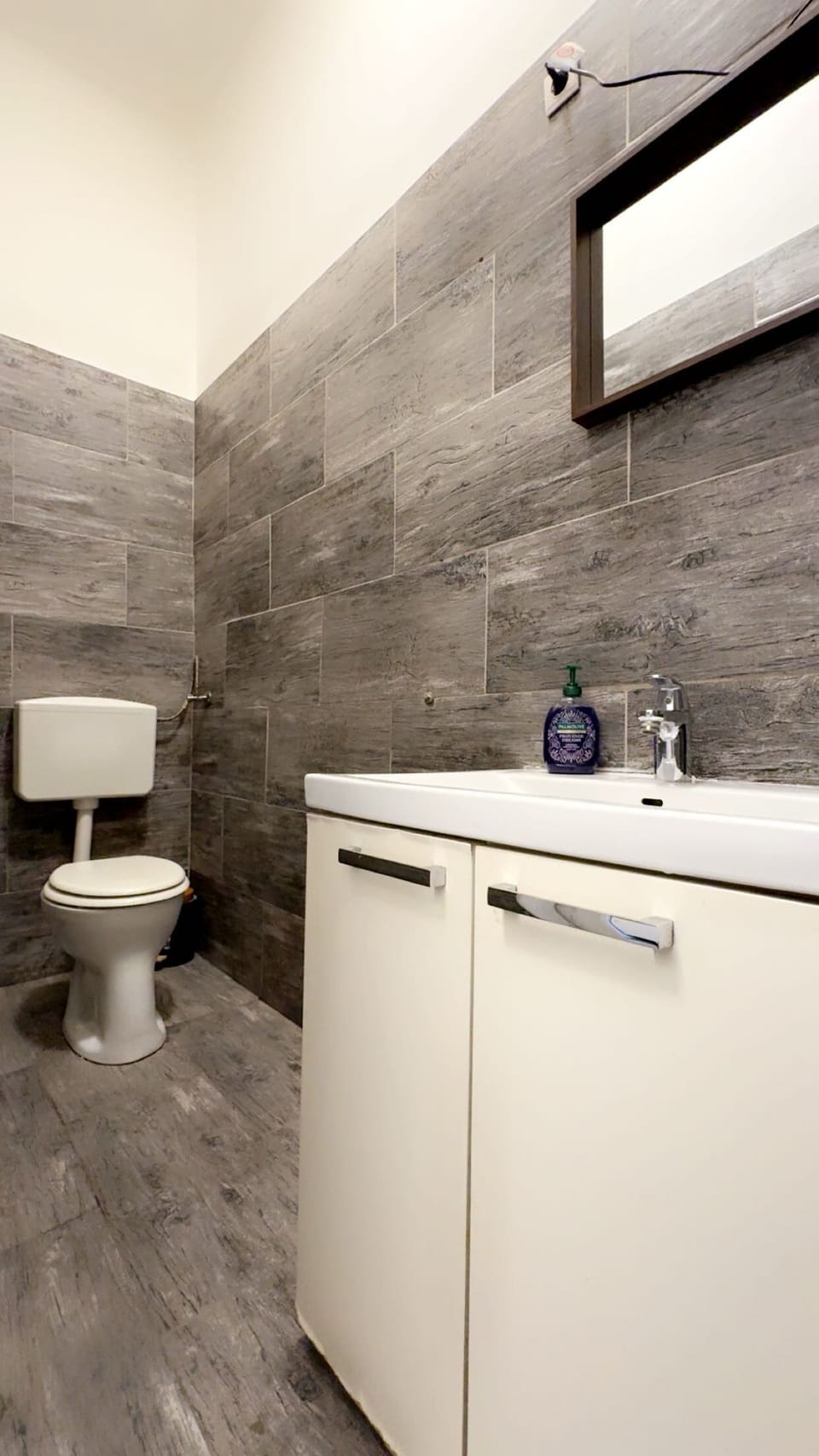 Cozy 1BR With Living Room Long Stay AKH Apartment in Vienna