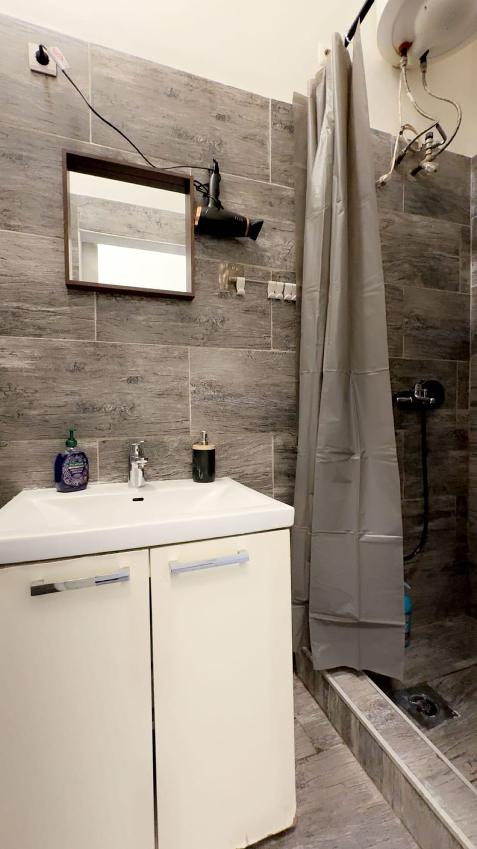 Cozy 1BR With Living Room Long Stay AKH Apartment in Vienna