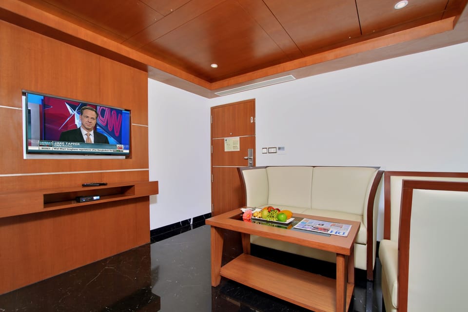 Luxury Suite, City View | Interior