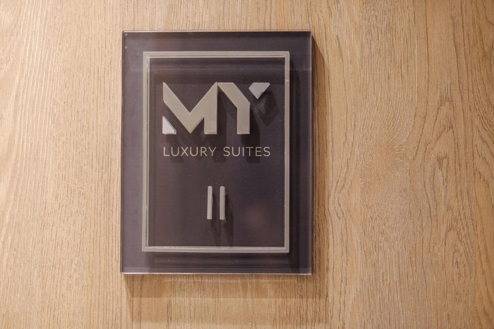 Suite, 2 Bathrooms, Sea View | Hypo-allergenic bedding, in-room safe, laptop workspace, blackout drapes