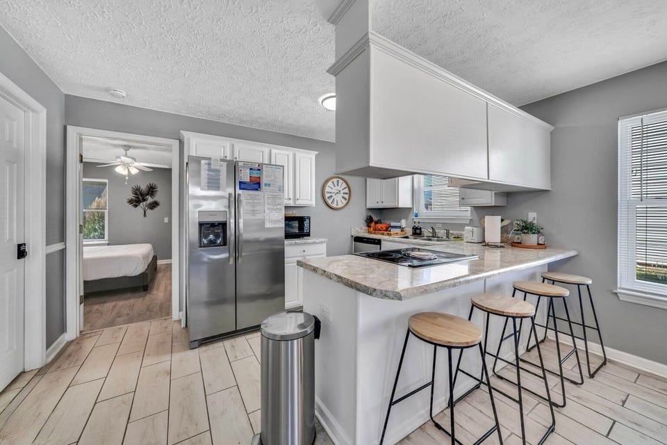 Fully equipped kitchen with breakfast bar seating