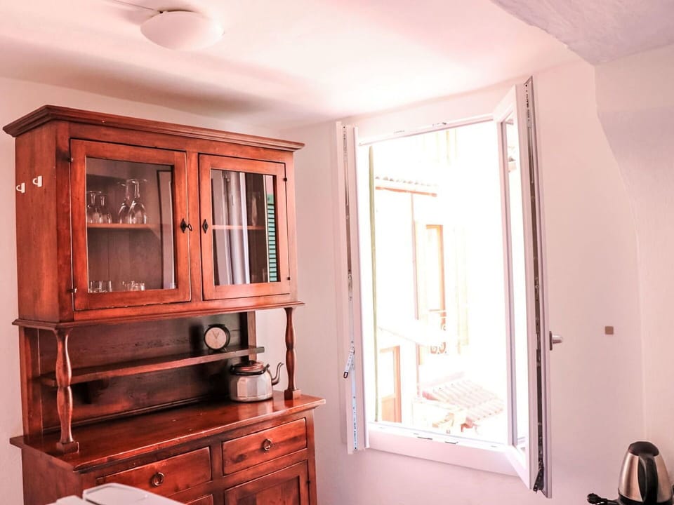 Wood, Furniture, Interior Design, Shelving, Cupboard, Wood Stain, Room, Shelf, Paint, Hardwood