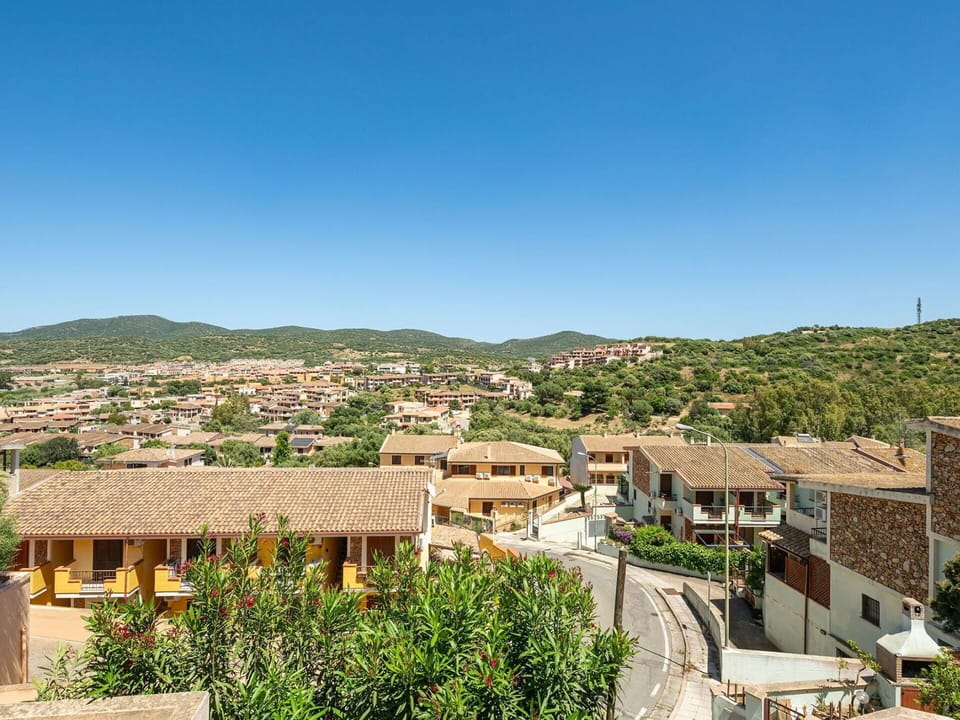 Building, Residential Area, Town, Home, Neighbourhood, House, Architecture, Roof, Human Settlement, Suburb
